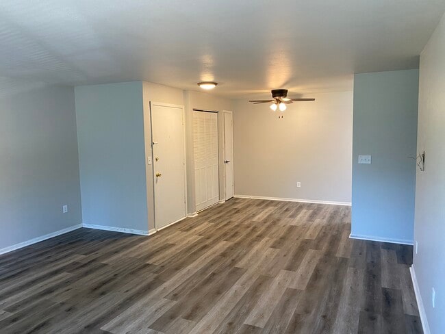 Building Photo - Oakwood Manor Apartments