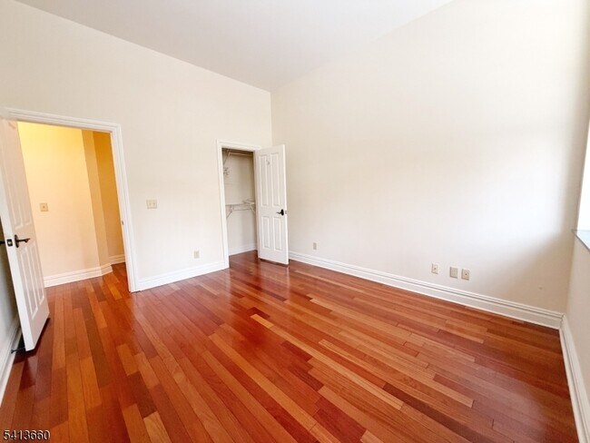 Building Photo - 33 Forest Ave