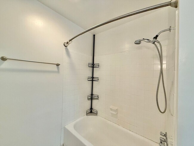 Building Photo - **OFFERING REFUNDABLE APPLICATION FEES & $150 MOVE IN PROMOTION** Terrific 3BD, 1.5BA North Ralei...
