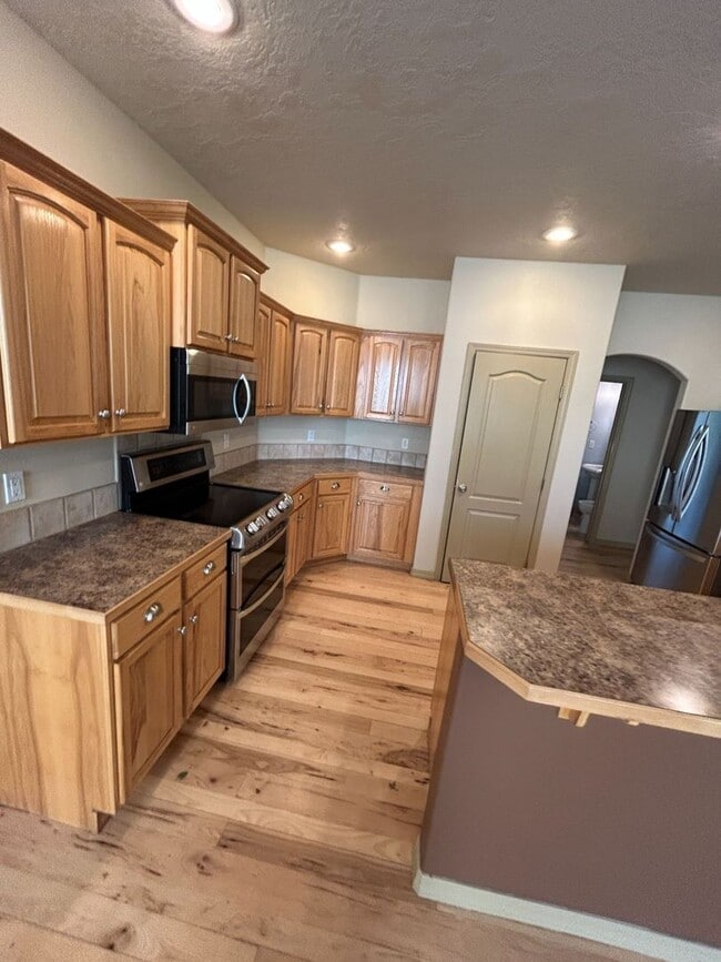 Building Photo - Impressive Home w/ 6 Bedrooms, Full Finish...
