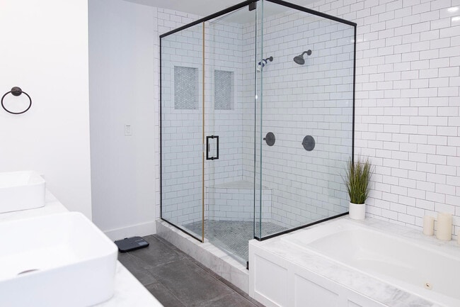 Building Photo - 634 SE 3rd Ave