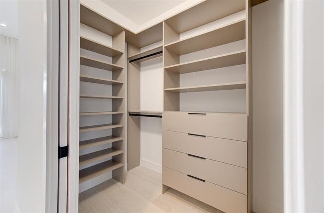 Building Photo - 2550 Jardin Terrace