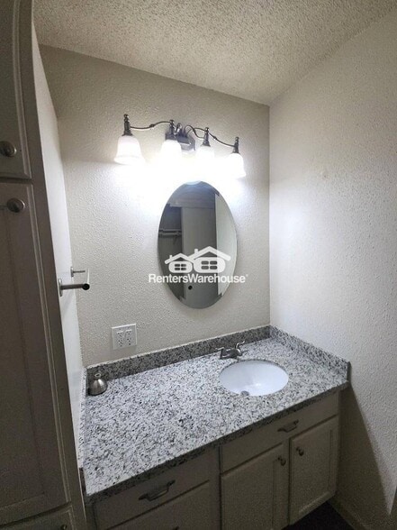 Building Photo - 3835 Brookwind Dr