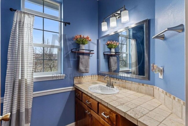 Building Photo - Spacious Trickle Creek Home