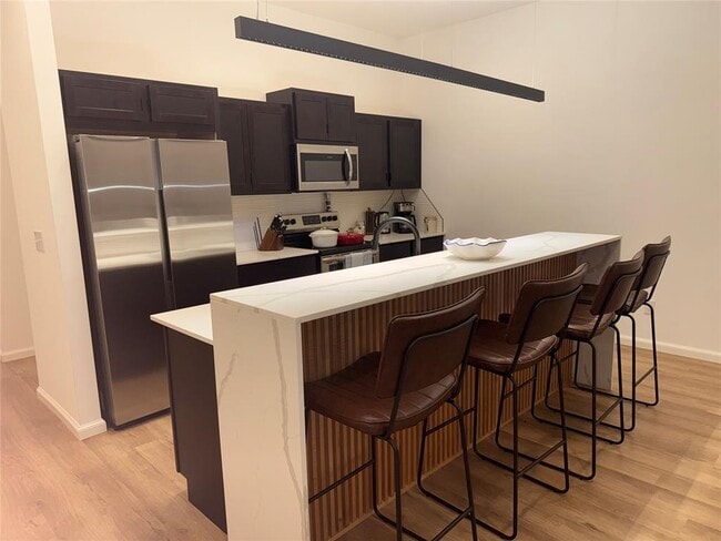 Building Photo - 573 S Fretz Ave