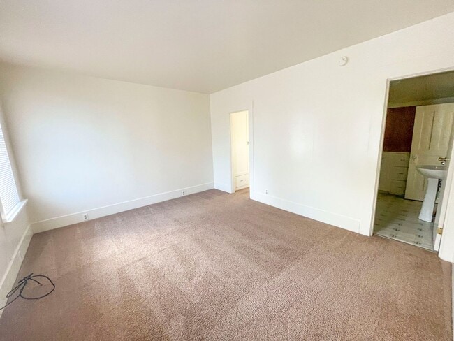 Building Photo - Pet-friendly Craftsman Home!