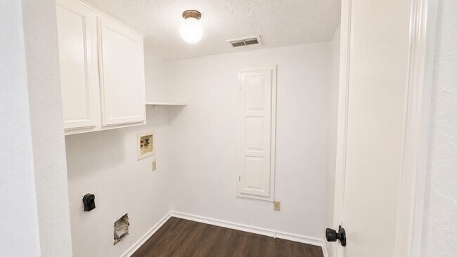 Building Photo - 3111 W Creek Club Dr
