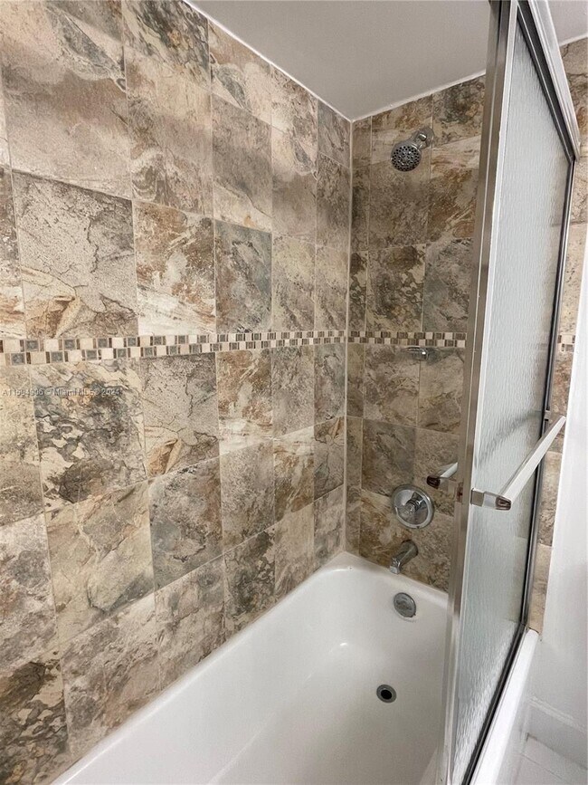 Building Photo - 250 Jacaranda Dr