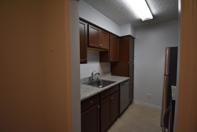 Building Photo - 2 Bed/1 Bath, 1st Floor condo in Serravell...