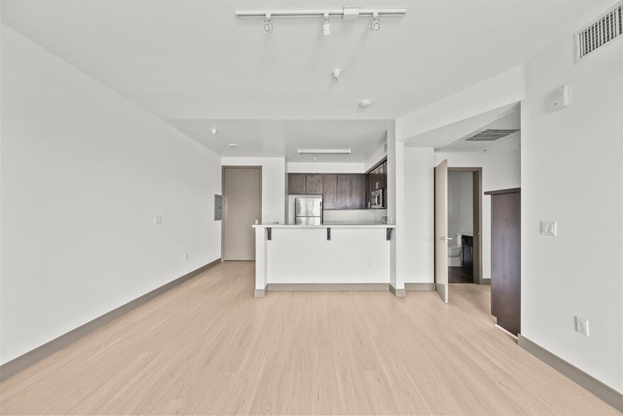 Building Photo - 33 North