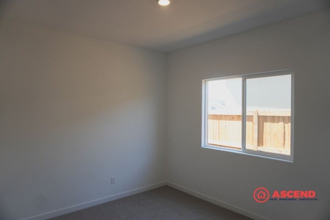 Building Photo - Beautiful 4-Bed Home in Shafter's Gossamer Grove Community – Solar Included!