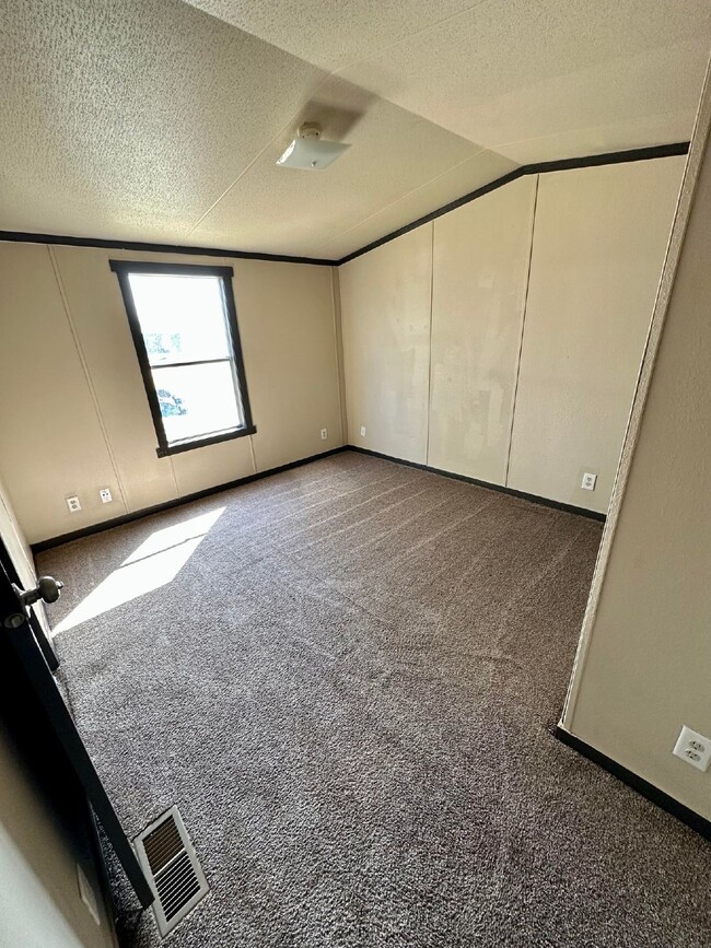 Building Photo - 3 Bedroom in Woodward!