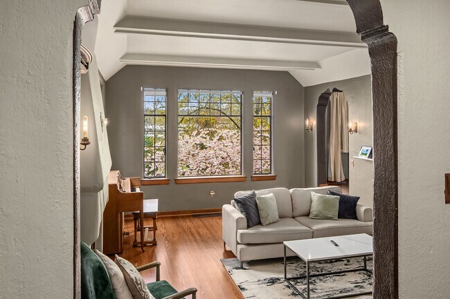 Building Photo - $2000 OFF 1 Months Rent with a Lease Start...