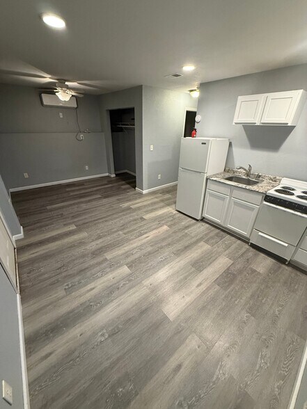 Building Photo - 5423-5425 E 27th St