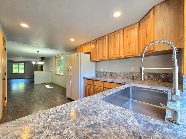 Building Photo - 3 Bedroom Home in Marysville Now Available!