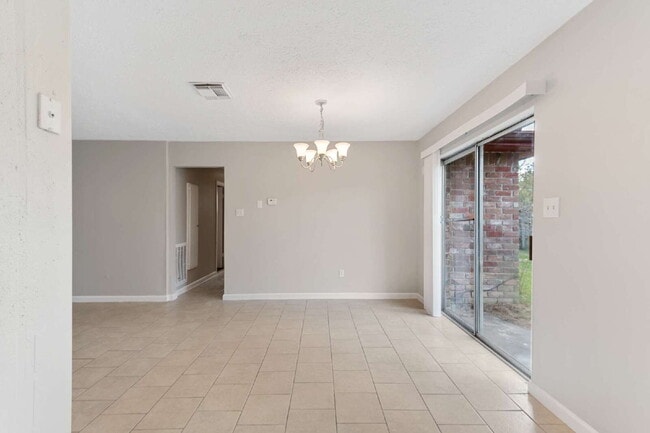 Building Photo - 743 Deercrest St