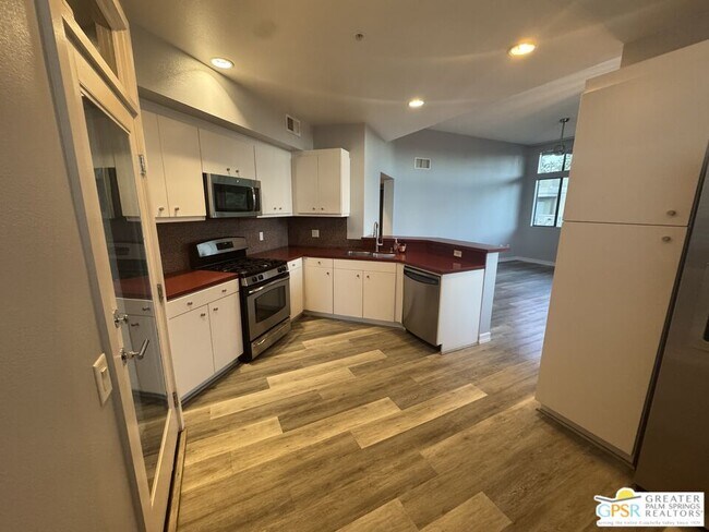 Building Photo - 810 E Palm Canyon Dr