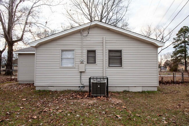 Building Photo - 920 Healy St