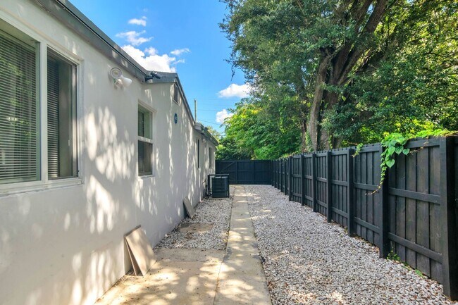 Building Photo - Rented