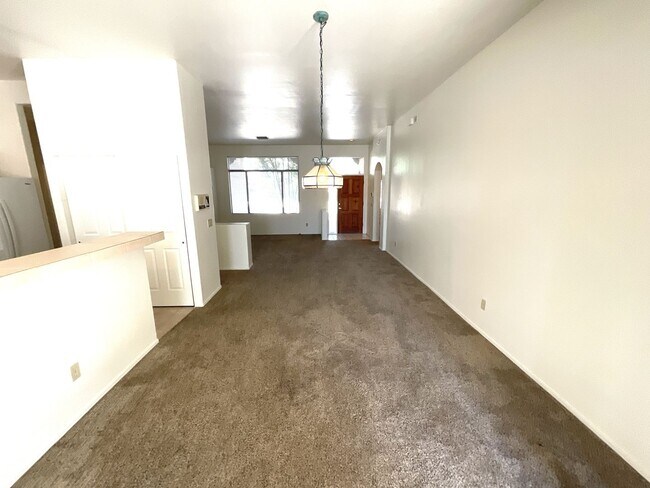 Building Photo - Great eastside location on cul-de-sac lock...