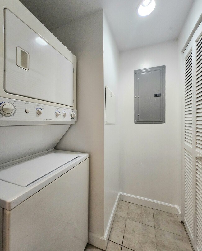 Building Photo - 2856 W Rosemont Ave