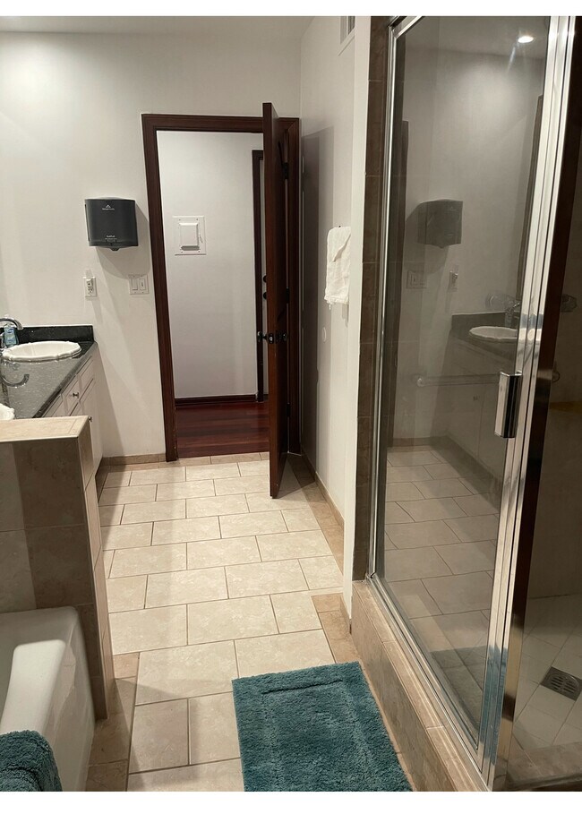 Building Photo - 17220 Ballinger St