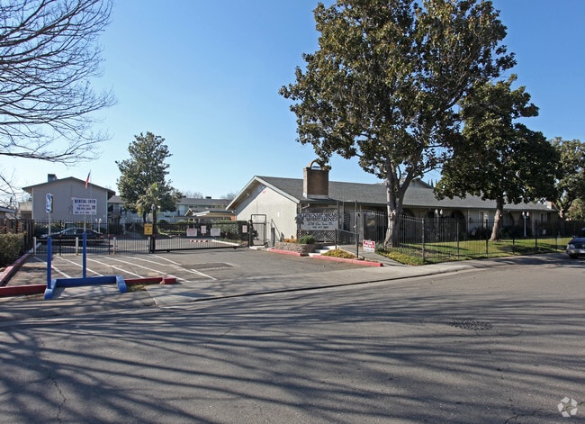 Primary Photo - Walnut Arms Apartments