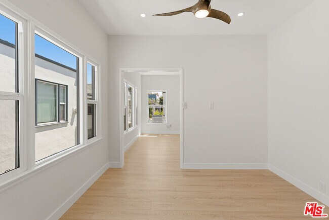 Building Photo - 833 1/4 N Alfred St
