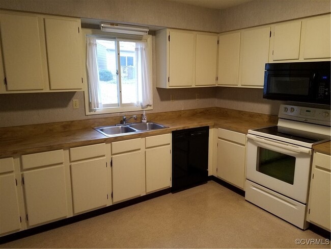 Building Photo - 1702 Foxfire Cir