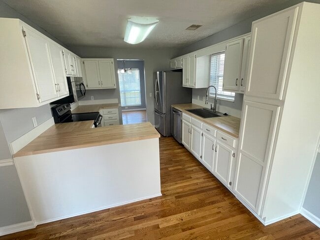 Building Photo - Harbortowne corner lot home with fenced yard and deck!