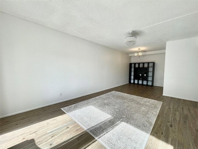 Building Photo - 400 N Riverside Dr