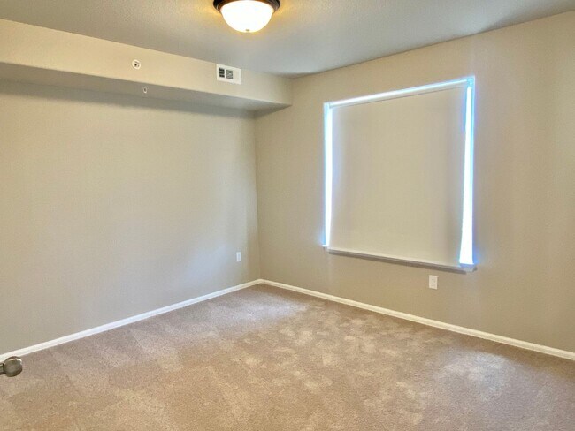 Building Photo - West Greeley Spacious Townhome With New Carpet!