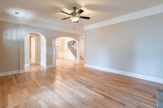 Building Photo - Stunning 4-bedroom, 3.5-bathroom home loca...