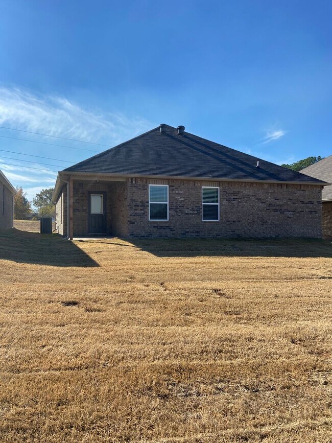 Building Photo - Pre-Leasing Now | Open-Concept 3-Bedroom Home in Fairview Haven