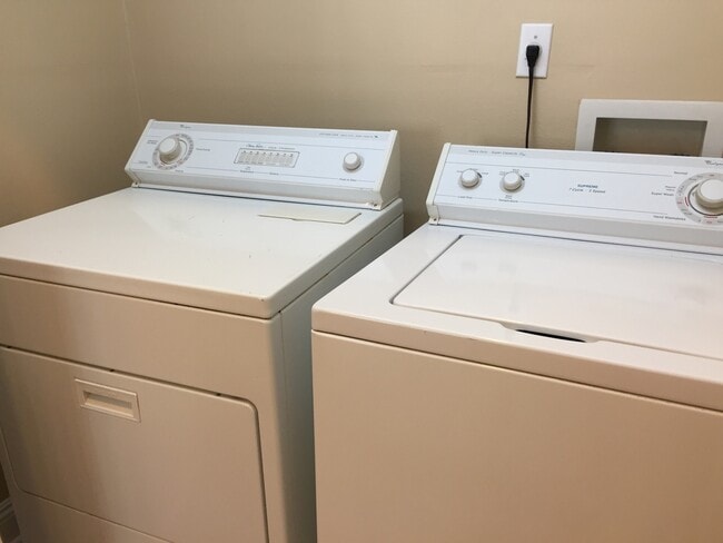 Building Photo - Pensacola - Downtown - 2 bedroom, 2 bathroom - water and sewer included