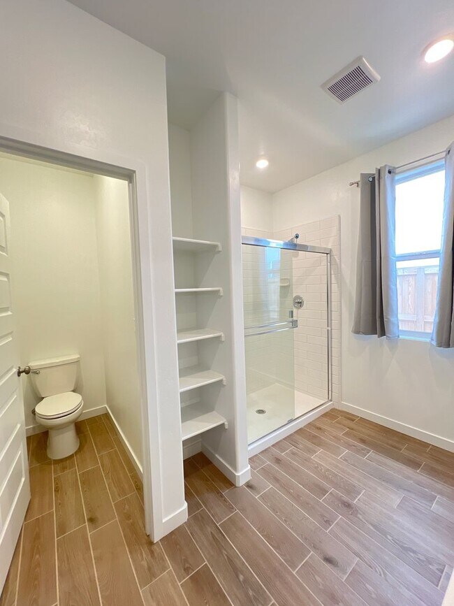 Building Photo - Northwest Bakersfield