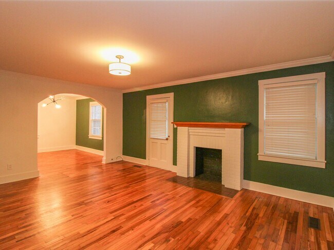 Building Photo - Downtown Athens! Walk to Athens State University! Lawn Care included!