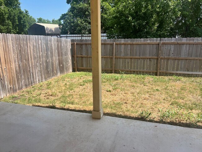Building Photo - Luxury Duplex in Seguin