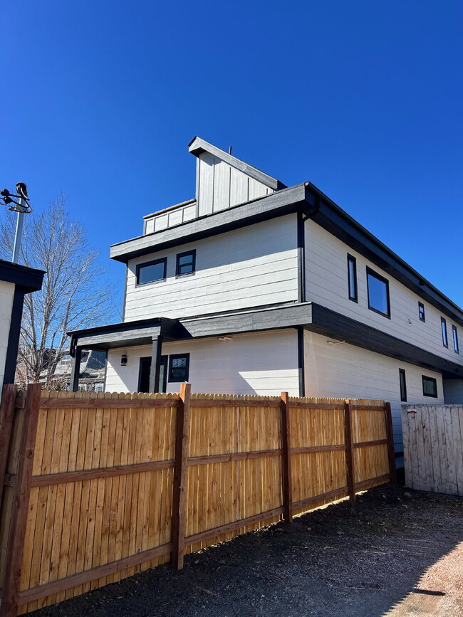 Building Photo - "Spacious & Stylish Duplex Oasis: 2 Bed, 2...