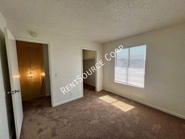 Building Photo - 3 Bedroom Two Story Townhome for Rent in E...