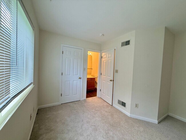 Building Photo - 152 Riders Way