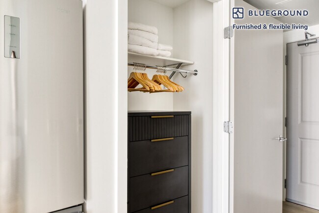 Building Photo - 704 Spring St