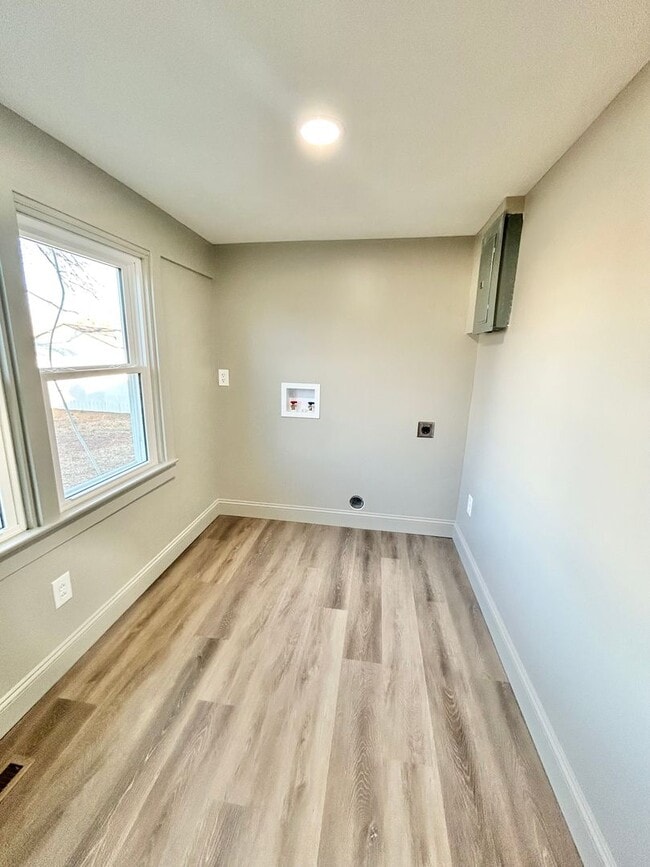 Building Photo - Two Bed, One Bath House