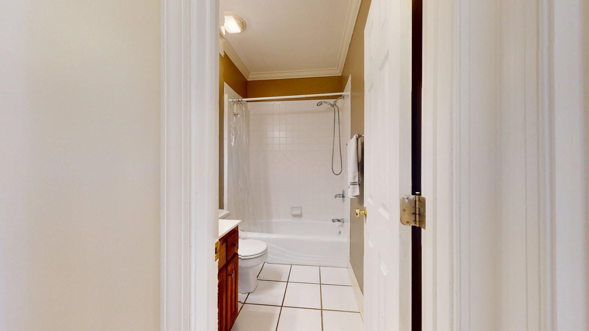 Building Photo - Spacious Townhome close to downtown Auburn...