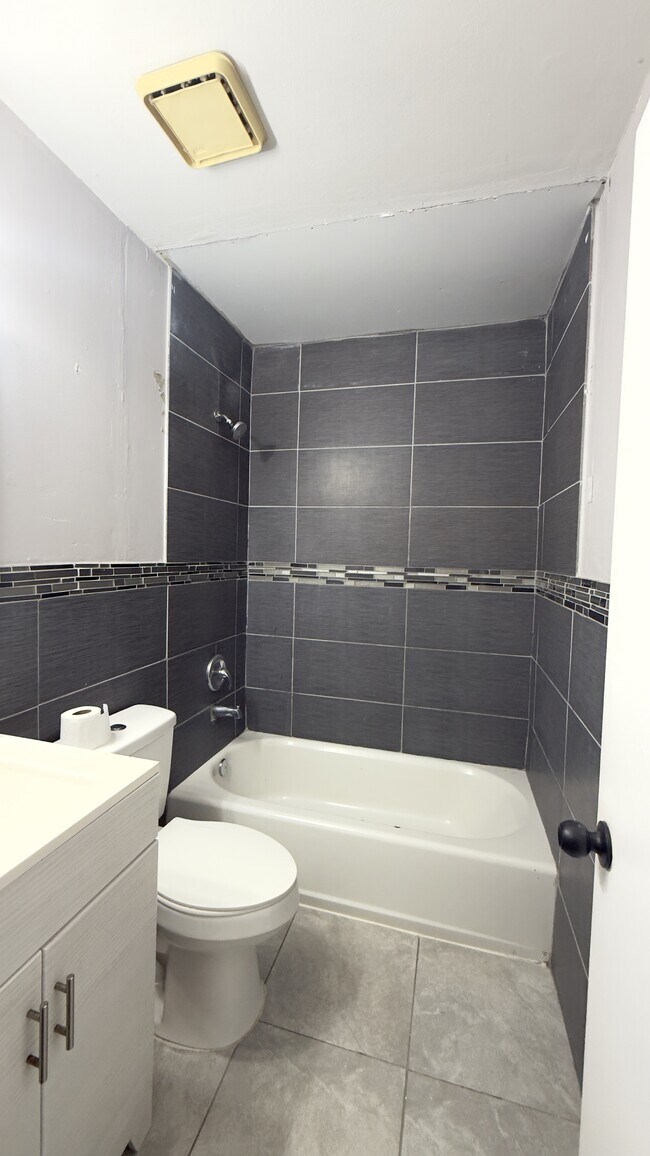 Building Photo - 231 N Collen Rd