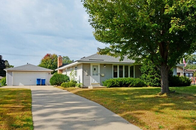 Building Photo - Spacious 3 bed, 2 bath rental in Bloomingt...