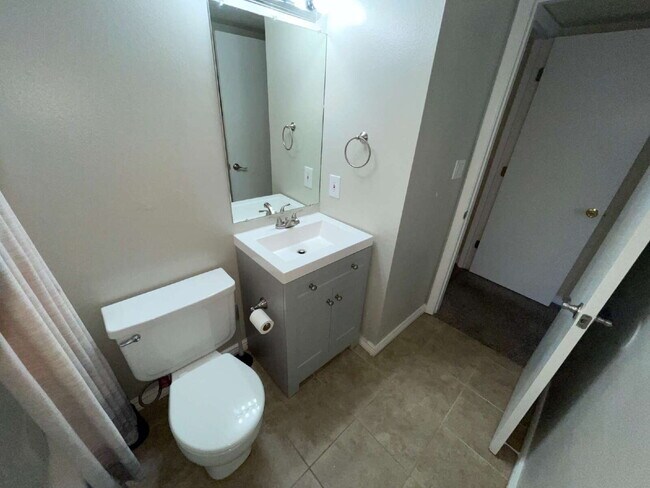 Building Photo - Updated 2 Bedroom, 2 Bath Condo (Available Immediately)