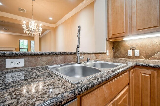 Building Photo - 2906 Royal Oaks Crest