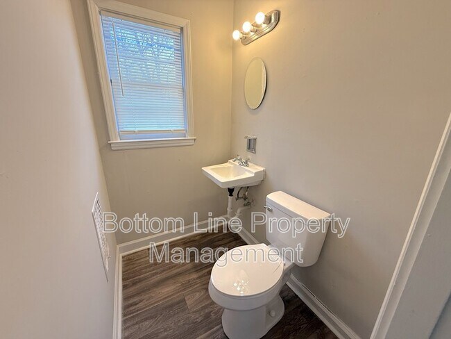 Building Photo - 907 Bannister Pl