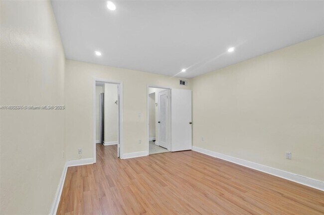 Building Photo - 9392 SW 77th Ave